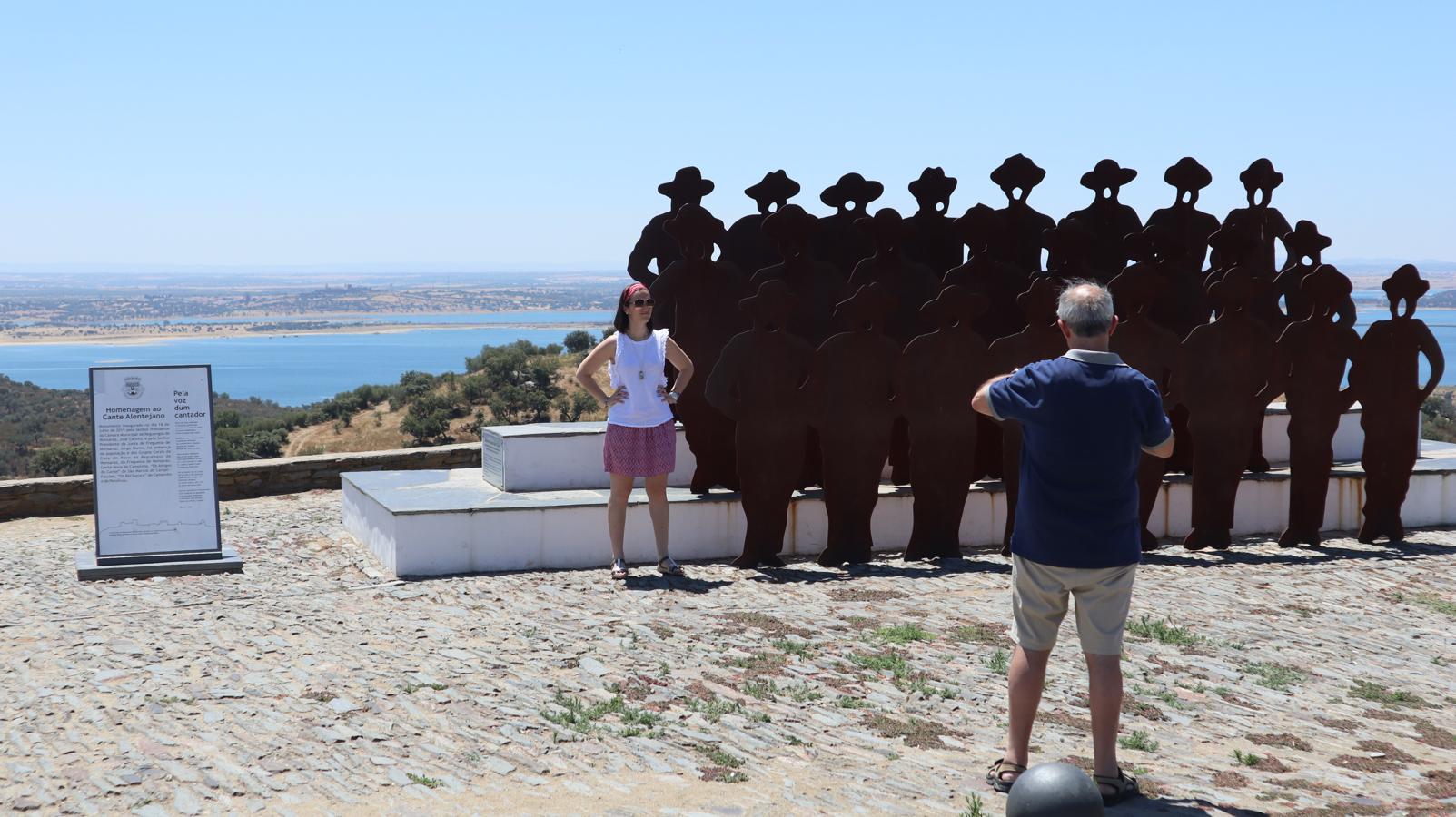 Mirador hacia las aguas de alqueva que hay antes de adentrarse en las murallas de Monsaraz con una escultura que homenajea al cante alentejano.