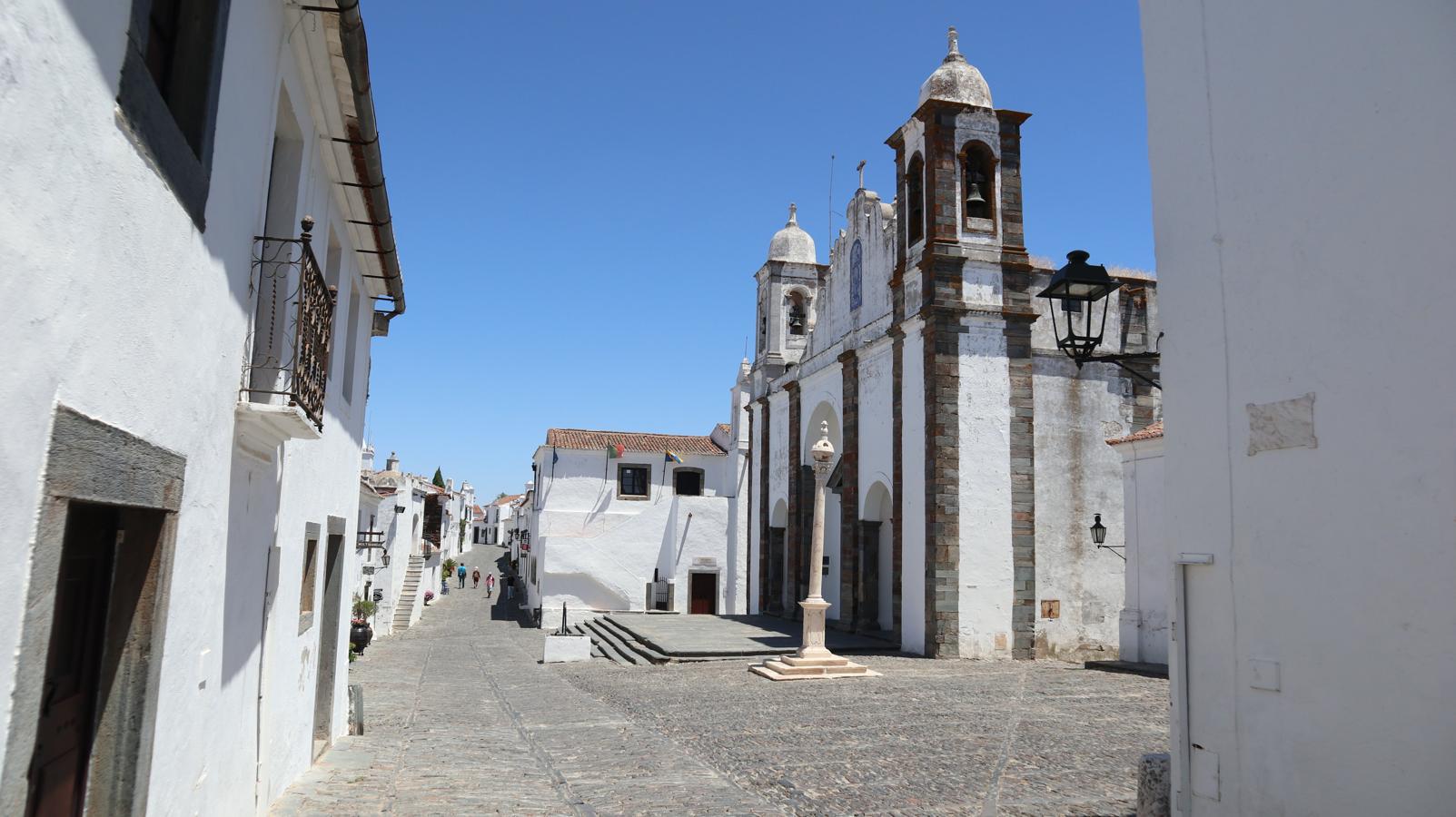 Calles estrechas y blancas confieren un encanto especial a la diminuta villa de Monsaraz.