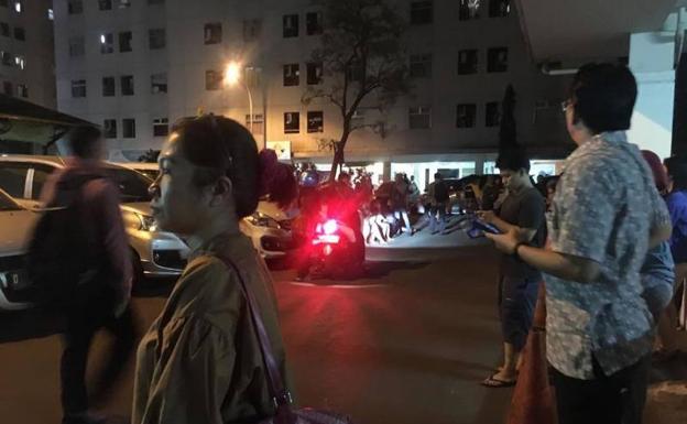 Residentes de un bloque de viviendas en Yakarta son evacuados.