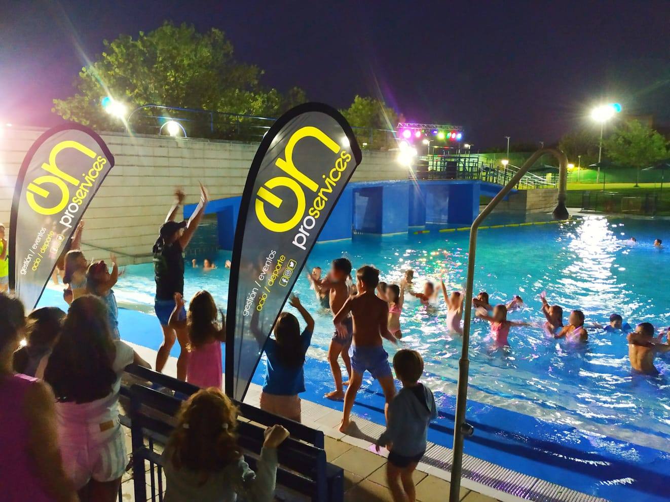 Fiesta en la piscina de la Sociedad Casino de Badajoz. :: HOY