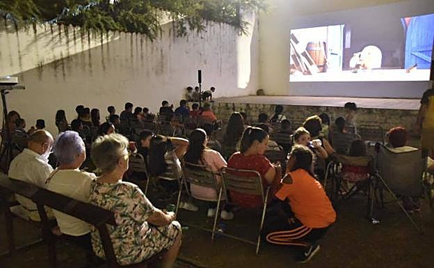 Cine en el corralón del Gurugú. :: C.MORENO