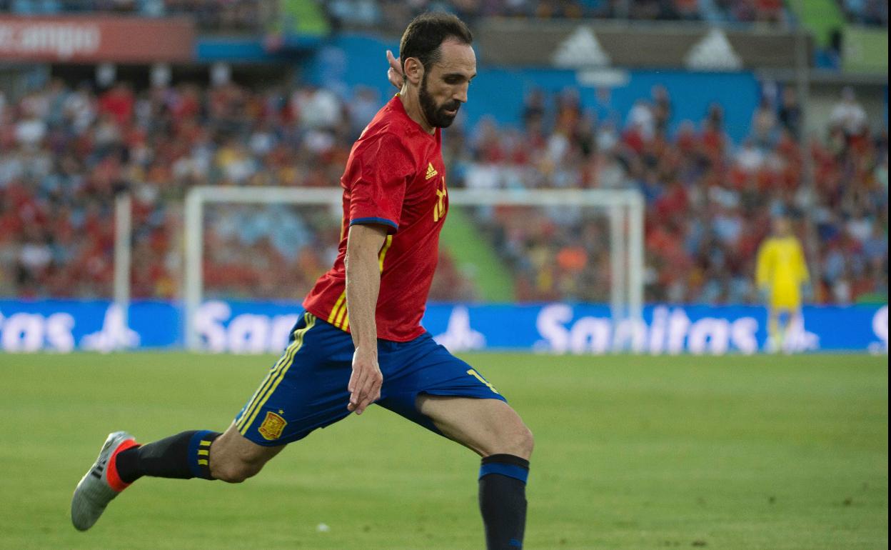 Juanfran Torres disputando un partido con la selección española.
