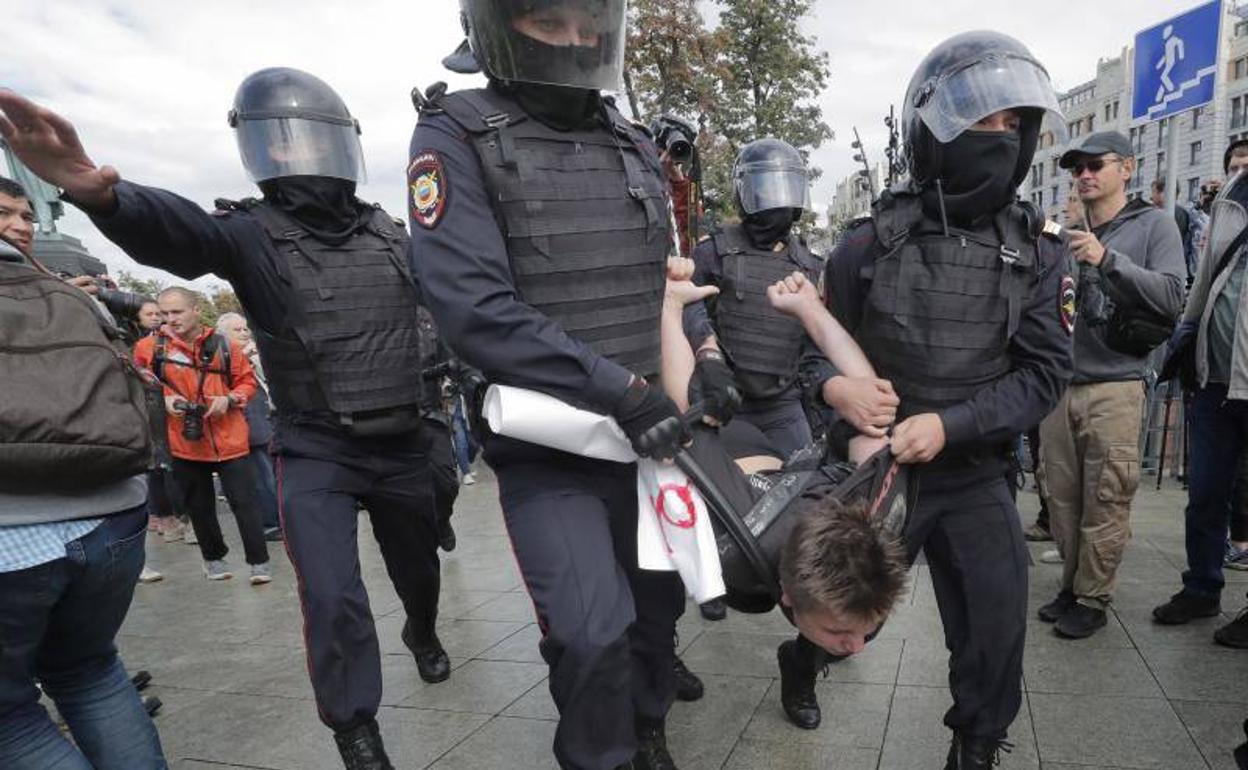 Un joven es detenido durantes las protestas opositoras en Moscú.