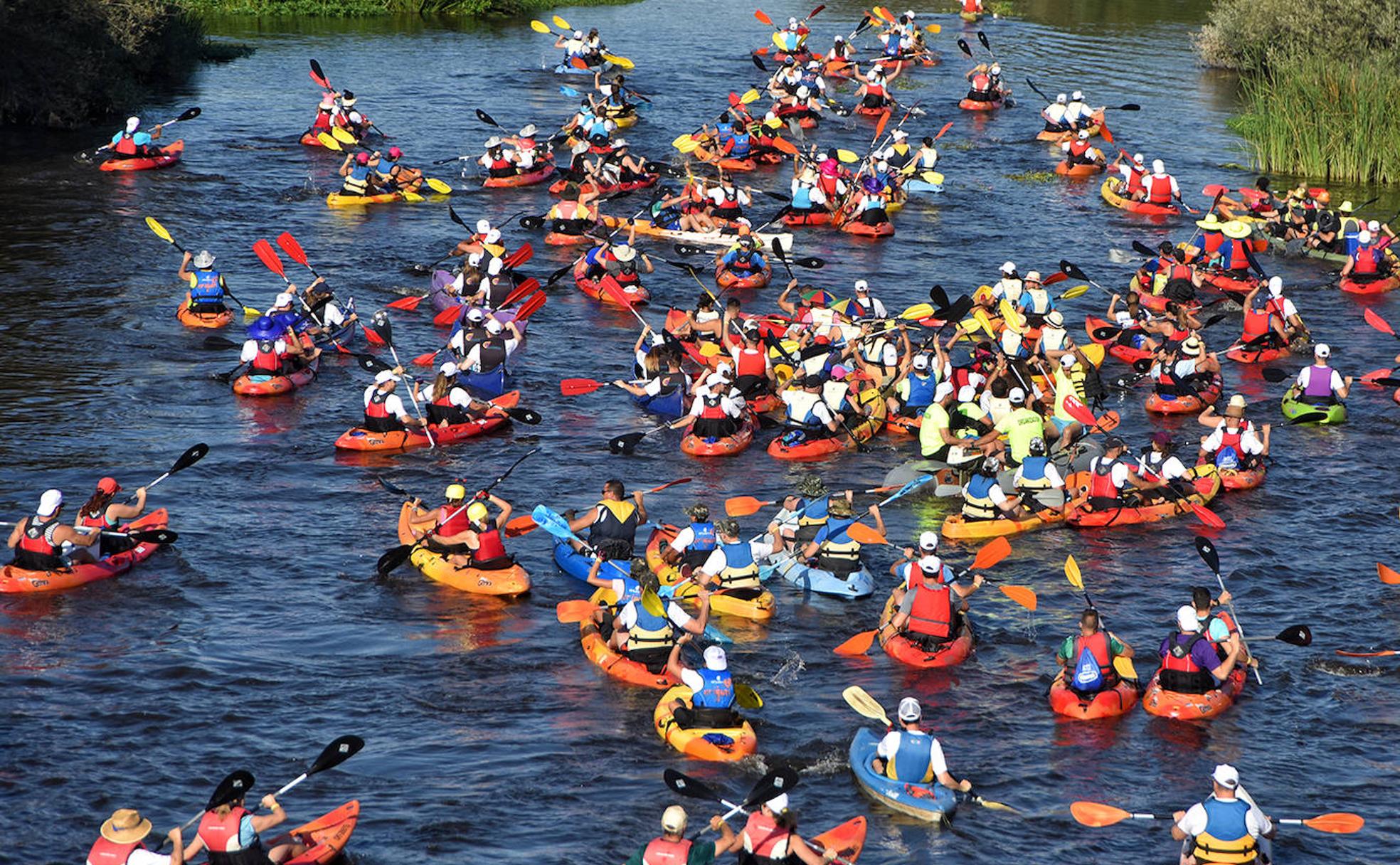 Palistas parcipantes en el descenso del Alagón, este domingo:: 
