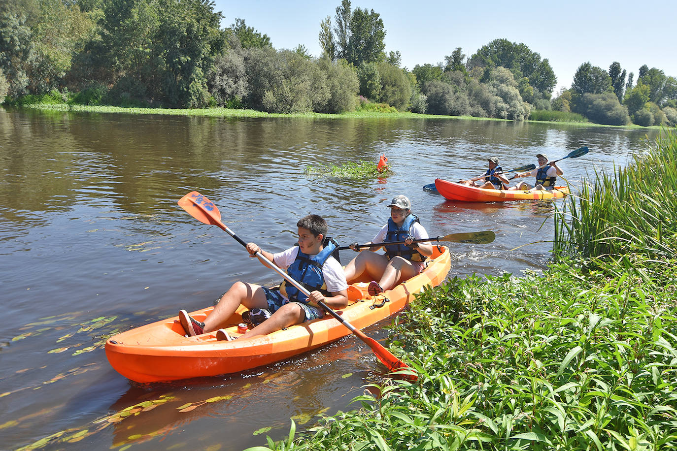 Coria ha acogido este domingo 4 de agosto el duodécimo descenso del río Alagón 'Puente de la Macarrona-Puente de Hierro', un evento que aúna deporte, turismo y naturaleza, y con el que el Ayuntamiento de la localidad pretende reivindicar un río más limpio y cuidado.