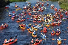 Coria ha acogido este domingo 4 de agosto el duodécimo descenso del río Alagón 'Puente de la Macarrona-Puente de Hierro', un evento que aúna deporte, turismo y naturaleza, y con el que el Ayuntamiento de la localidad pretende reivindicar un río más limpio y cuidado.
