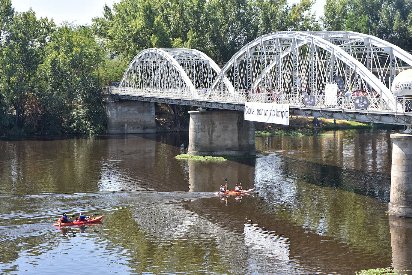 Coria ha acogido este domingo 4 de agosto el duodécimo descenso del río Alagón 'Puente de la Macarrona-Puente de Hierro', un evento que aúna deporte, turismo y naturaleza, y con el que el Ayuntamiento de la localidad pretende reivindicar un río más limpio y cuidado.