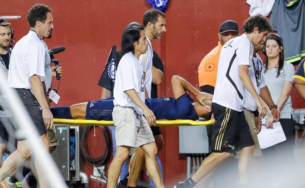 Asensio, retirado tras sufrir su grave lesión ante el Arsenal. 