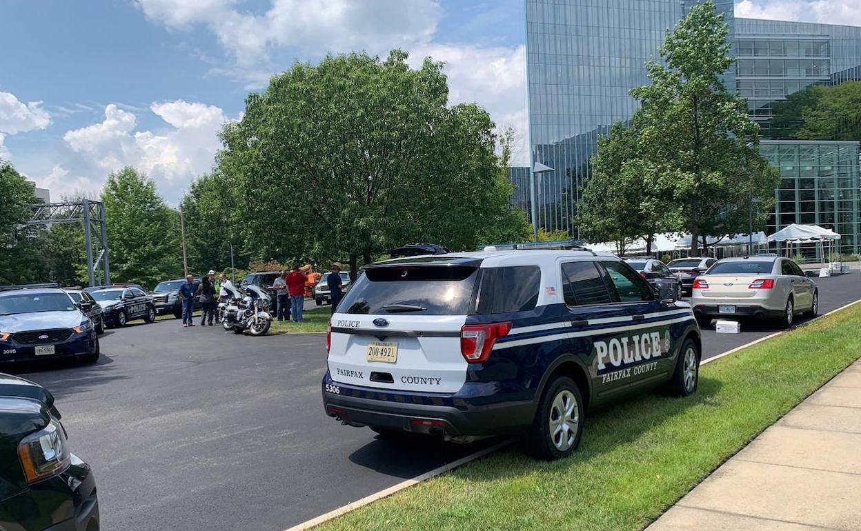 Un automóvil de la Policía aparacado cerca de la sede de USA Today. 