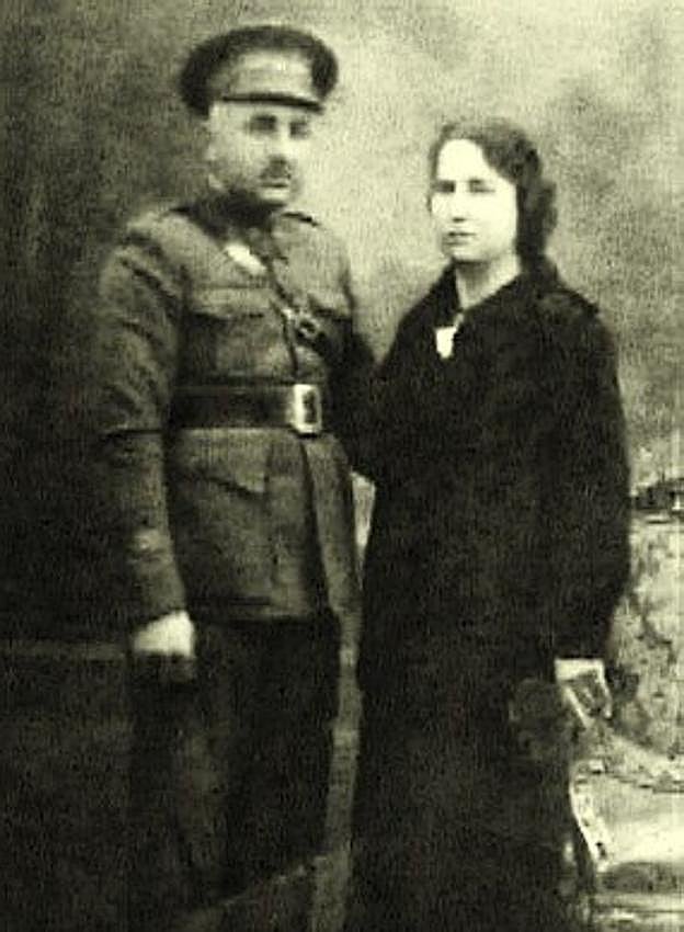 Fotografía facilitada por la escritora y periodista lusa Dulce Simoes, del carabinero español Fermín Velázquez junto a su mujer Valeriana Gracia.