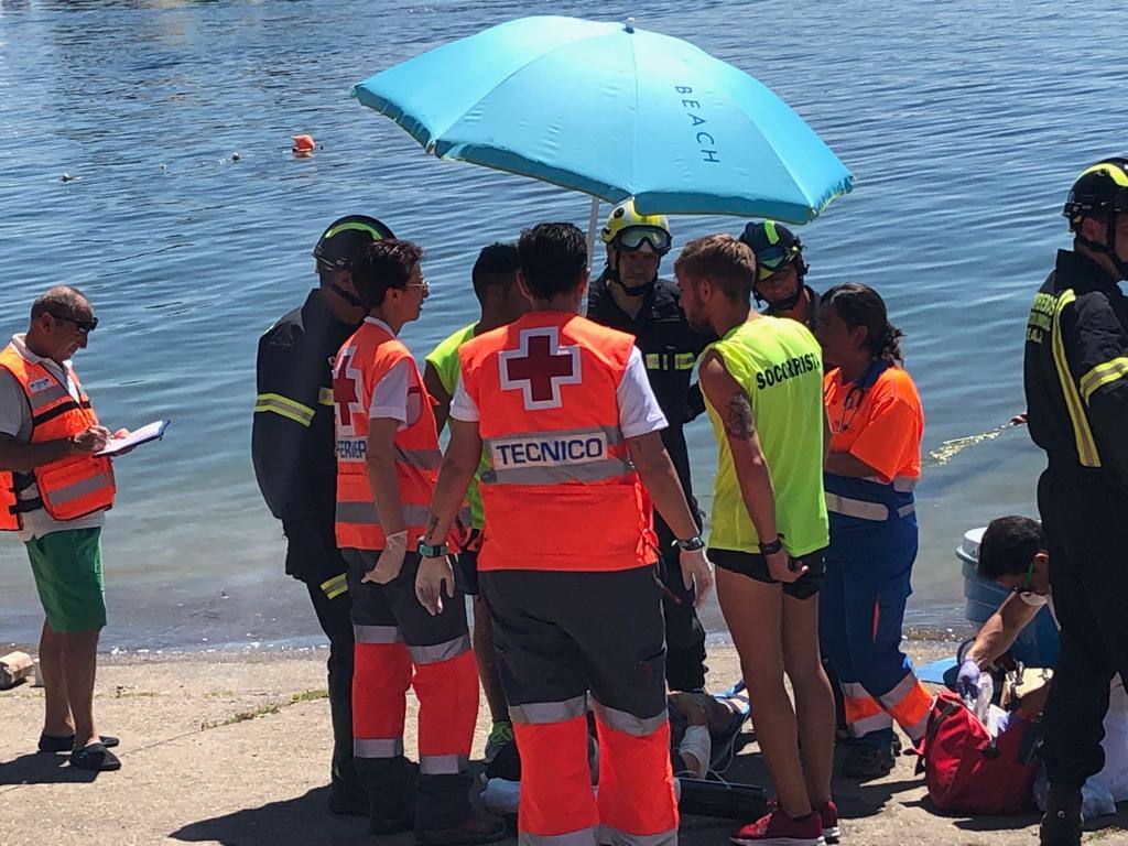 Fotos: Efectivos de emergencias actuando en el simulacro desarrollado en la playa de Orellana