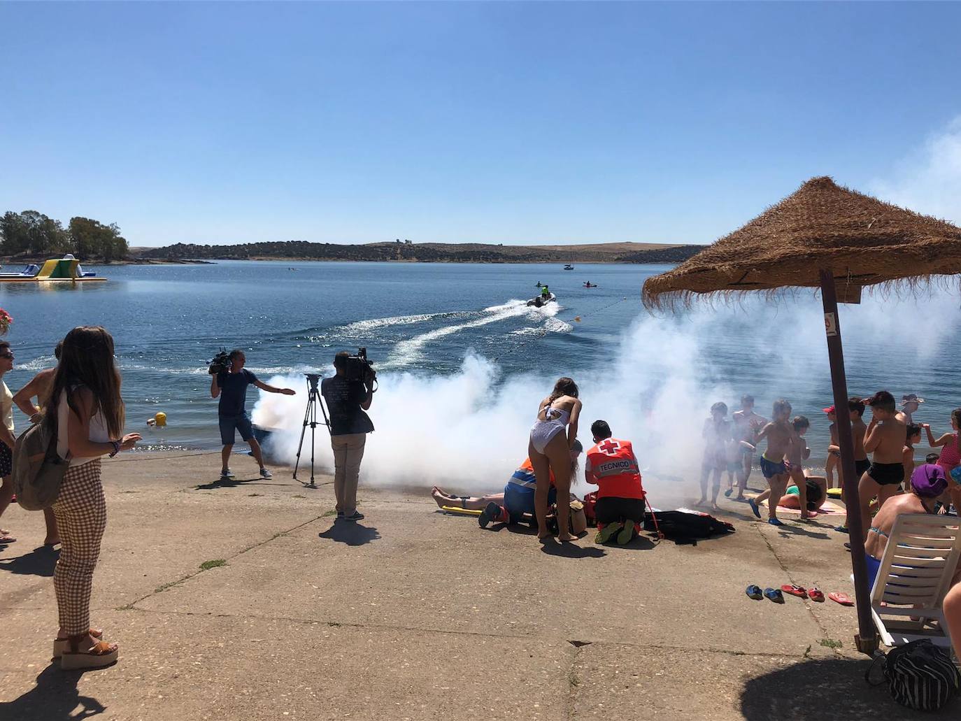 Fotos: Efectivos de emergencias actuando en el simulacro desarrollado en la playa de Orellana