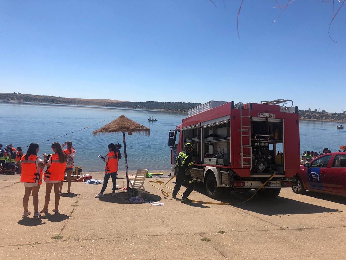 Fotos: Efectivos de emergencias actuando en el simulacro desarrollado en la playa de Orellana