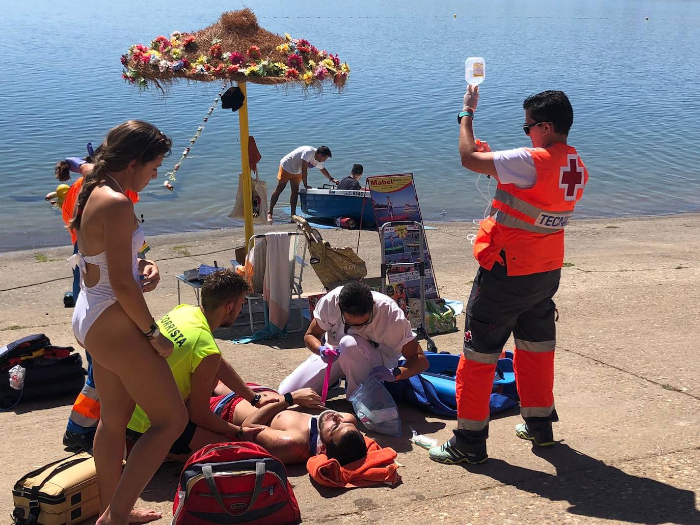 Fotos: Efectivos de emergencias actuando en el simulacro desarrollado en la playa de Orellana