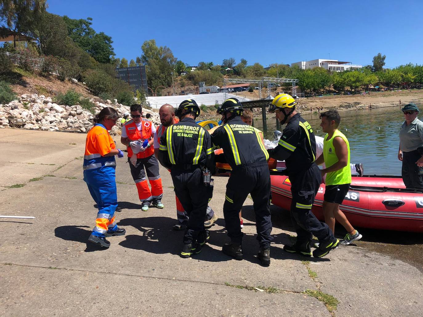 Fotos: Efectivos de emergencias actuando en el simulacro desarrollado en la playa de Orellana