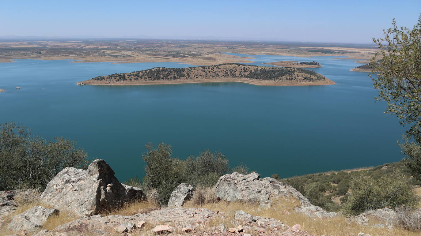 Fotos: Rincones con encanto de Extremadura | Alange: roca, agua y vistas