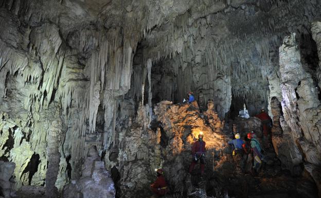 Las paredes calizas están horadadas de cuevas. En todas se han encontrado restos chachapoya.