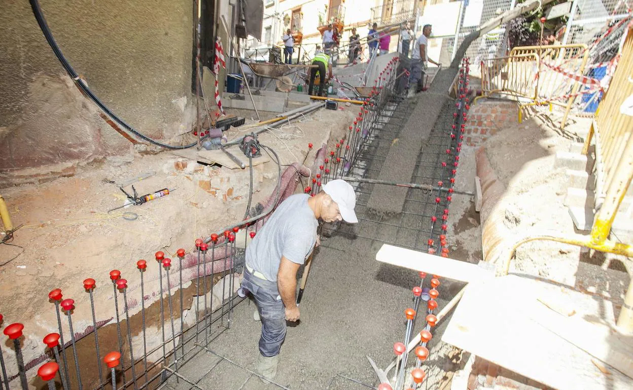 La calle Parras de Cáceres estará cortada este martes para instalar las escaleras de Alzapiernas