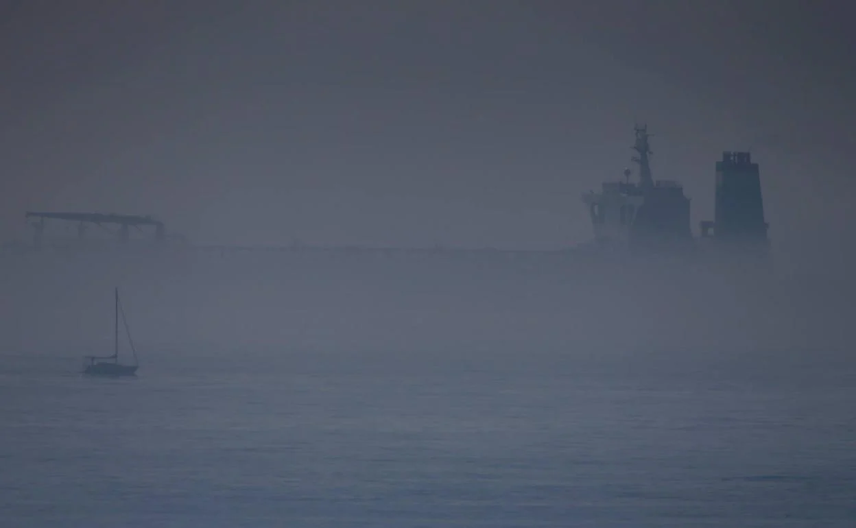 El buque petrolero iraní 'Grace 1' envuelto por la niebla.