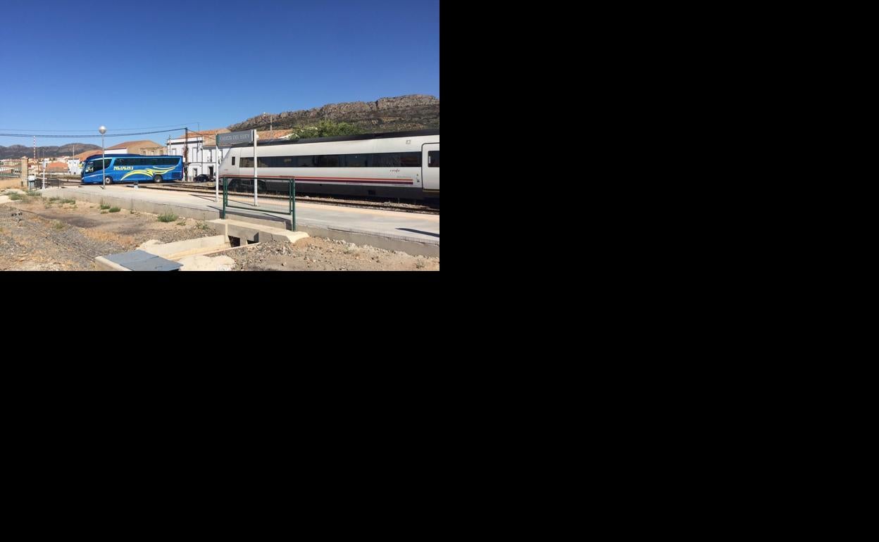 Un autobús recogió a los viajeros para acabar el trayecto