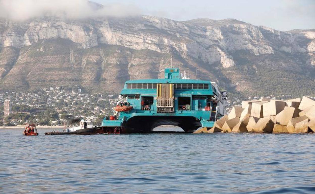 El ferry de Balèaria encallado en el puerto de Dènia. 