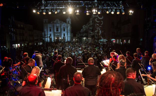 La Orquesta de Extremadura actuó junto al grupo extremeño Inlavables en Évora.