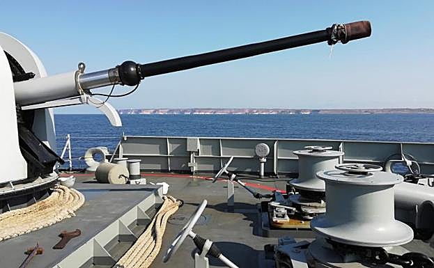 El buque Audaz de la Armada Española frente a la isla de Lampedusa.