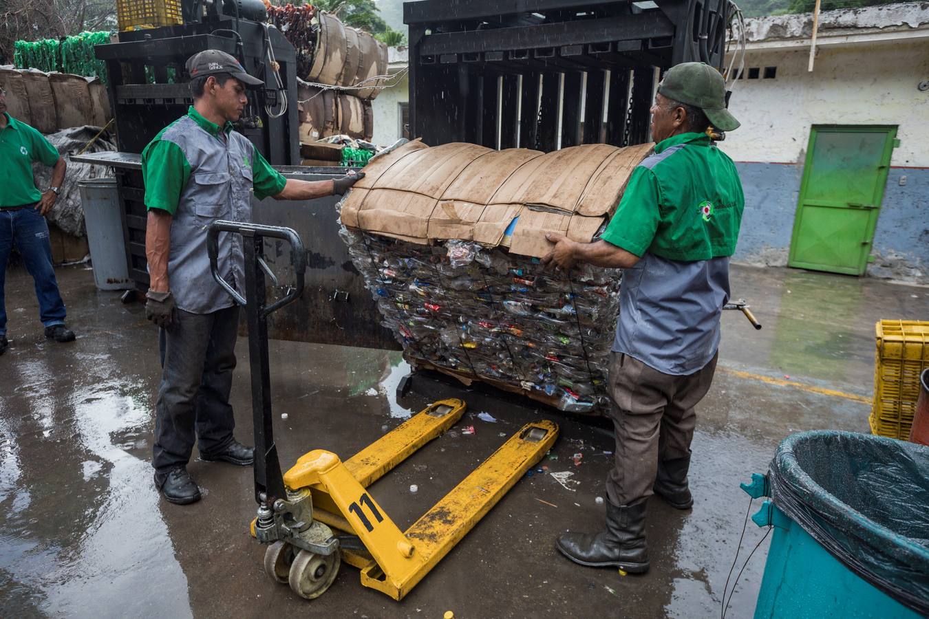 Fotos: La basura sale del mar y encuentra un camino reciclable en Venezuela
