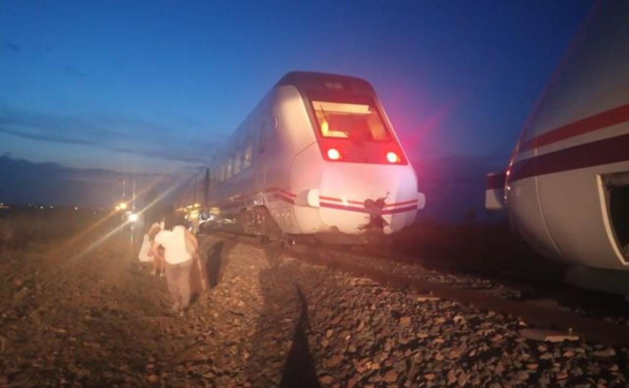 Imagen de la incidencia de anoche, con el tren parado y sin llegar a la estación de Llerena. 