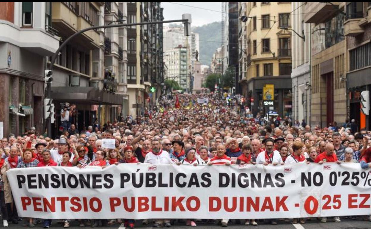 Vista de la manifestación convocada este lunes por el movimiento de pensionistas de Vizcaya.