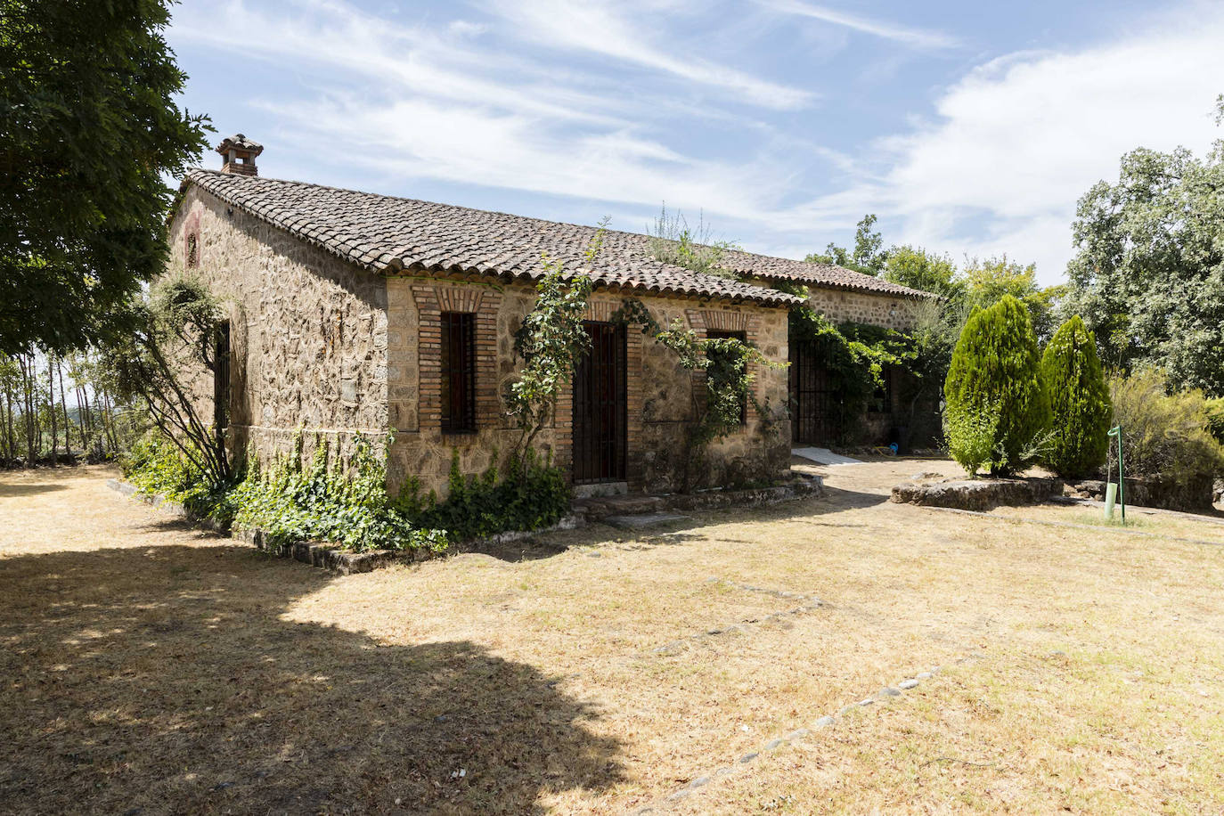 El espacio, único en el país, está en mitad del campo, a unos ocho kilómetros de la localidad, y ocupa el edificio del antiguo dispensario antipalúdico, construido en 1923 en una zona de cultivos conocida como El Robledo. 