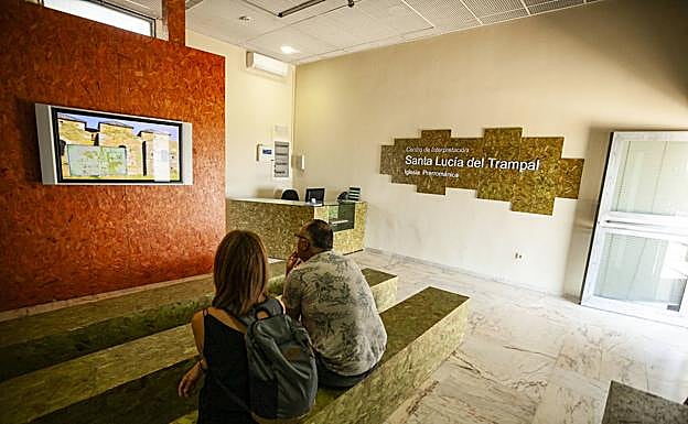 Sala de audiovisuales del centro de interpretación, ubicado a unos cien metros del templo.