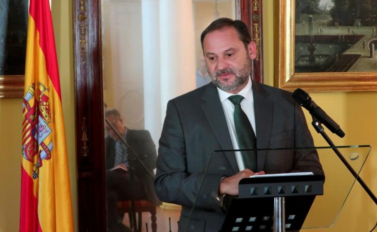 El ministro de Fomento en funciones, José Luis Ábalos, durante la rueda de prensa ofrecida este miércoles en la embajada española en Moscú. 