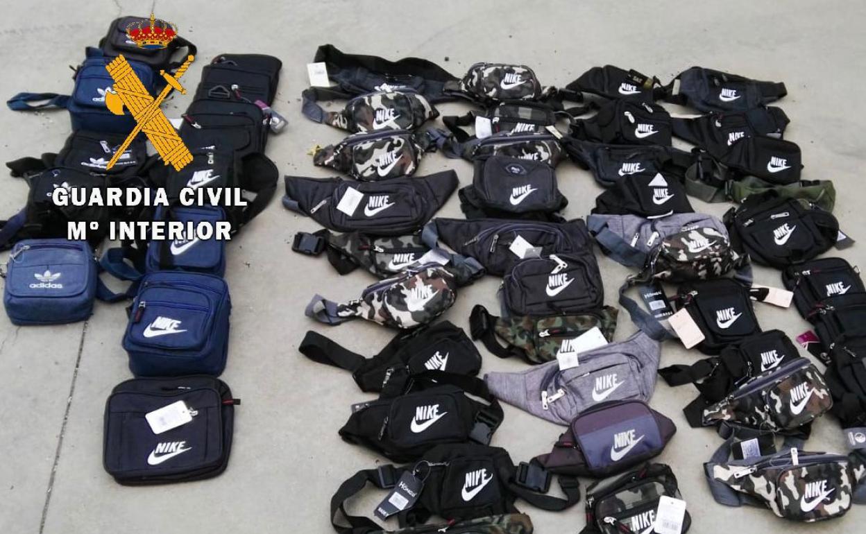 Algunos de los artículos falsificados intervenidos por la Guardia Civil.