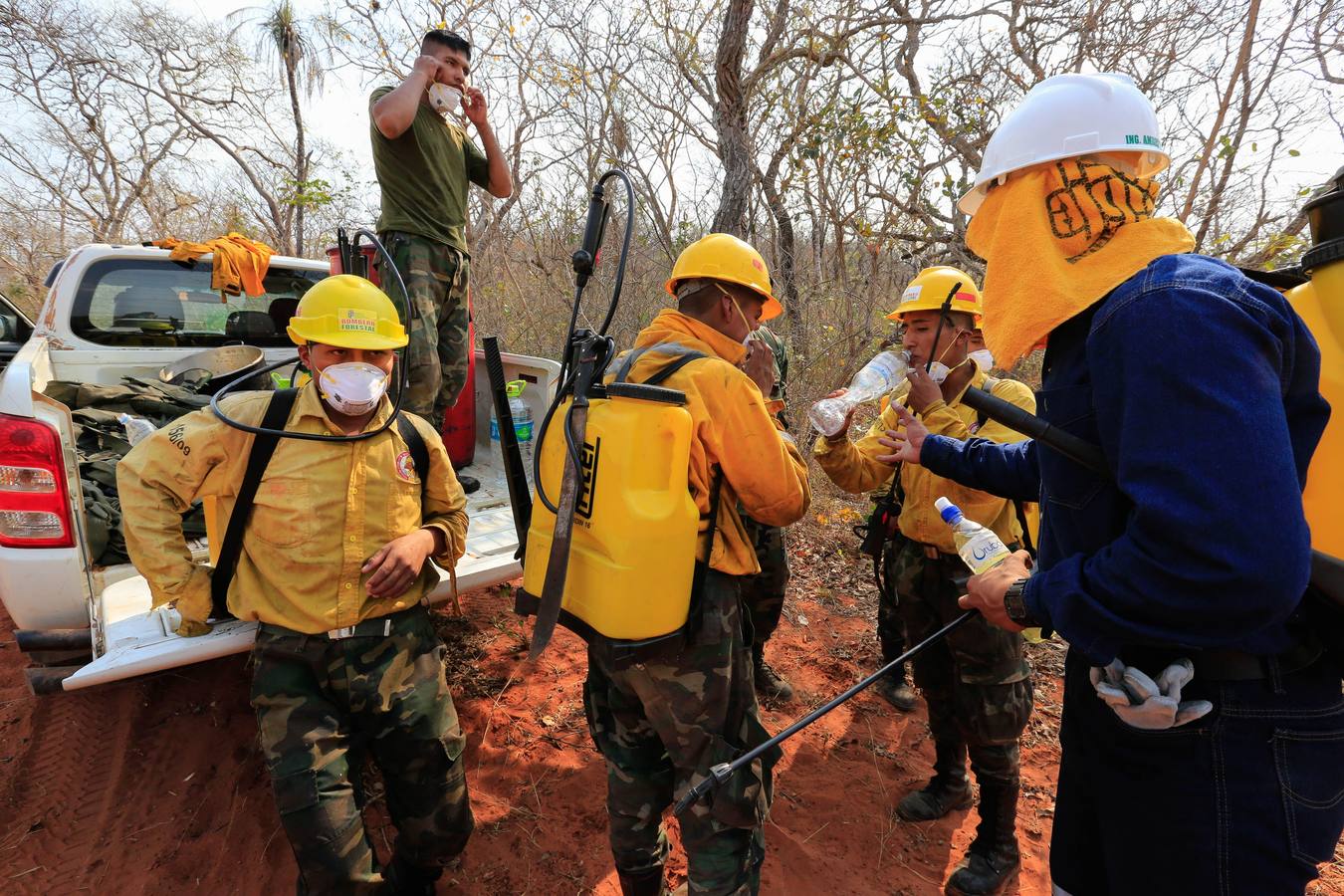 Fotos: Soldados y voluntarios, los héroes que luchan contra el fuego en Bolivia