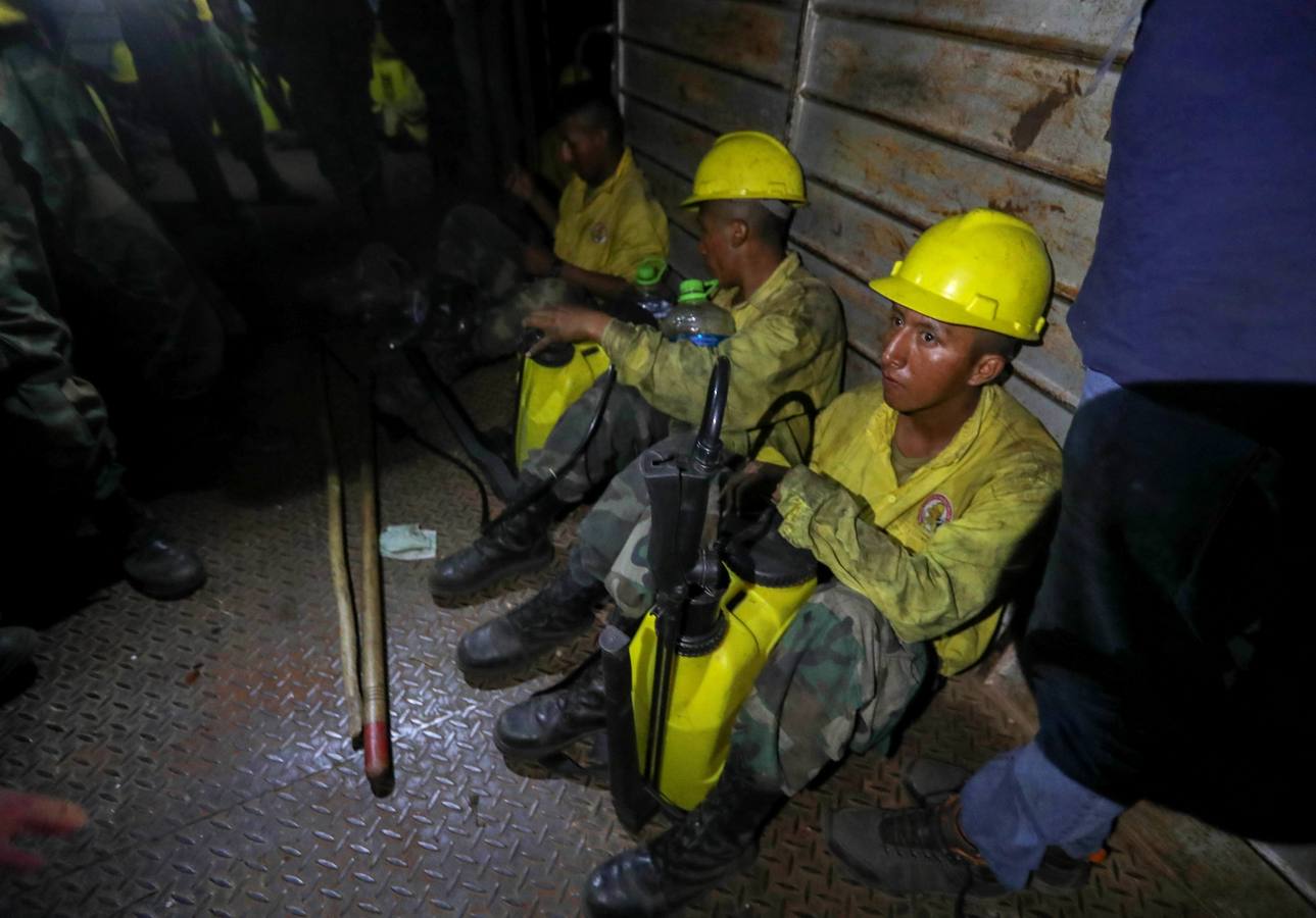 Fotos: Soldados y voluntarios, los héroes que luchan contra el fuego en Bolivia