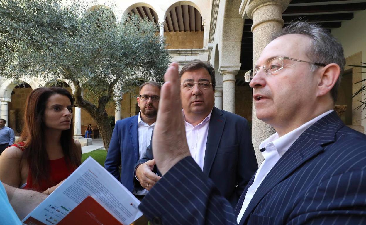 Nuria Flores (consejera de Cultura), el alcalde Rodríguez Osuna, Vara y Cimarro, ayer en Mérida.