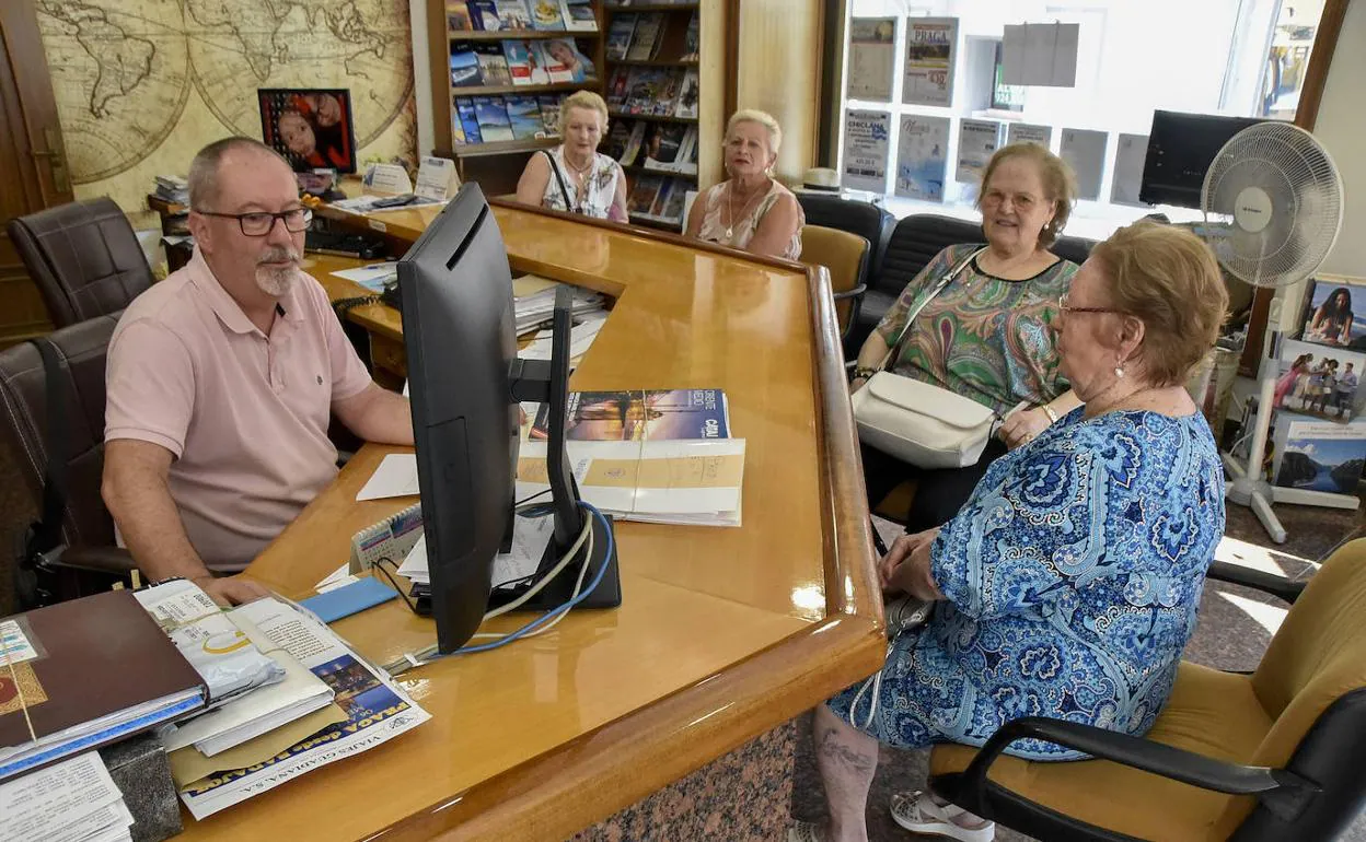 Viajes Guadiana, en Badajoz, ayer atendiendo dudas a varias jubiladas que viajarán con el Imserso