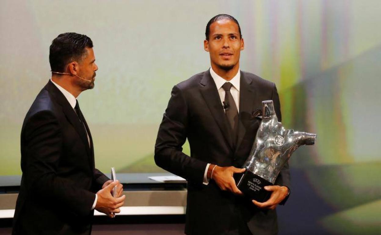 Van Dijk, con el premio al mejor jugador del año.