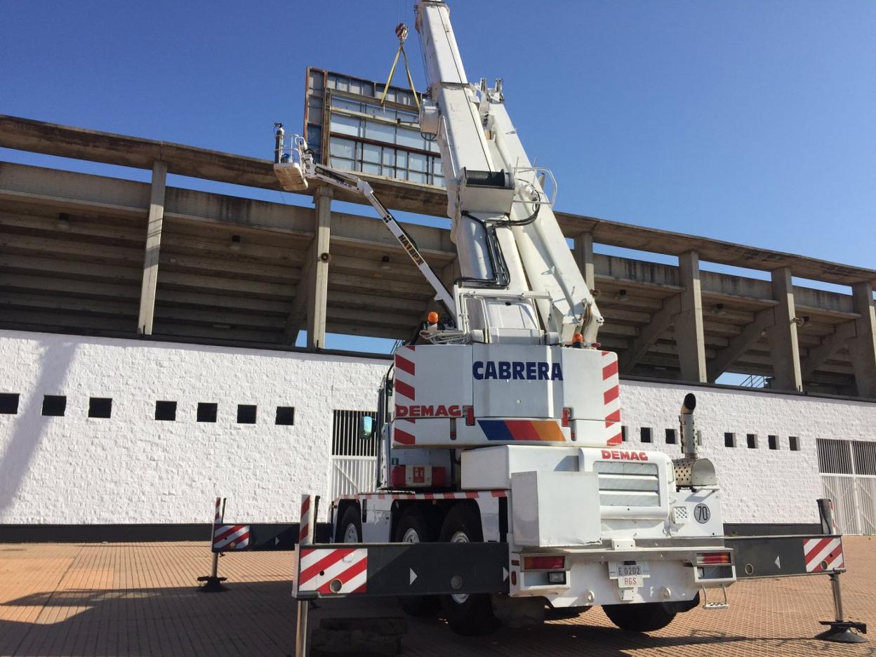 Una grúa retira el antiguo marcador del Nuevo Vivero. :: cd badajoz