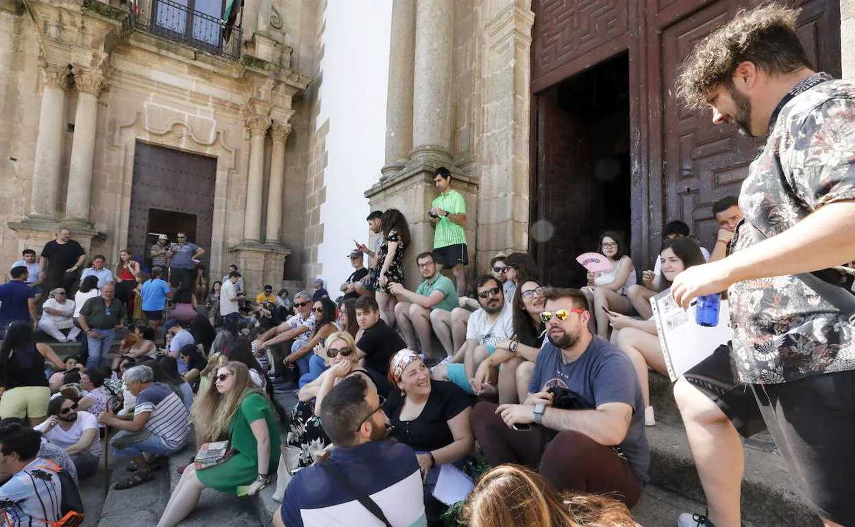 Aspirantes antes de entrar al casting de extras de 'Inés del alma mía', el pasado julio en San Jorge. 