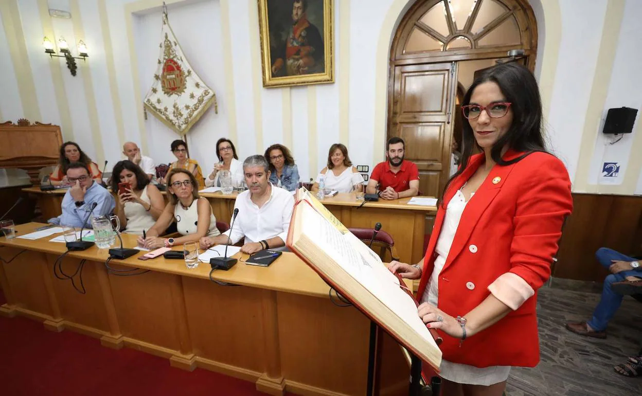 Pilar Amor Molina tomando posesión este pasado jueves de su acta de concejal.