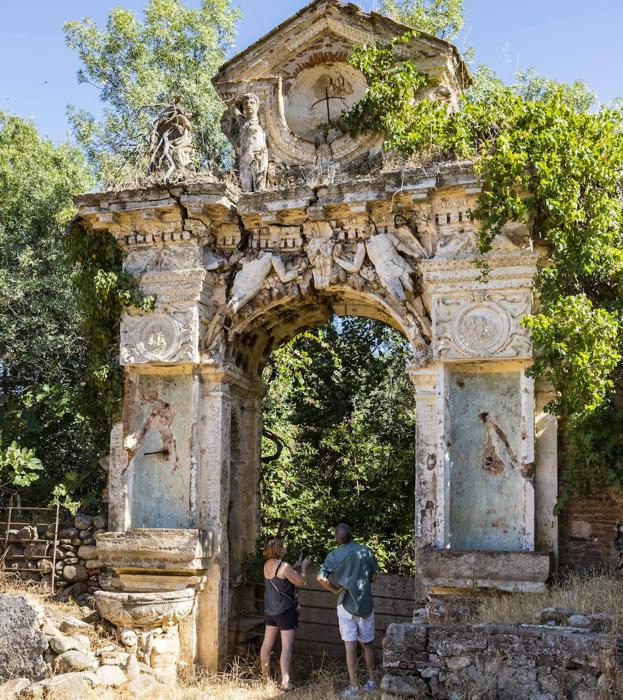 Los jardines tenían tres alturas. En la más baja había siete capillas. La de las uvas (en la foto) es la más apreciada, auqneu su estado actual es de ruína. 