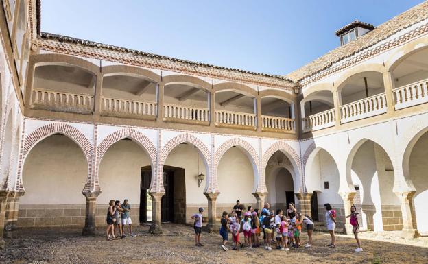 Patio de dos alturas con arcos mudéjares. Es de lo poco que se conserva del palacio y que está abierto a las visitas (Lunes de 10.00 a 11.15 horas)