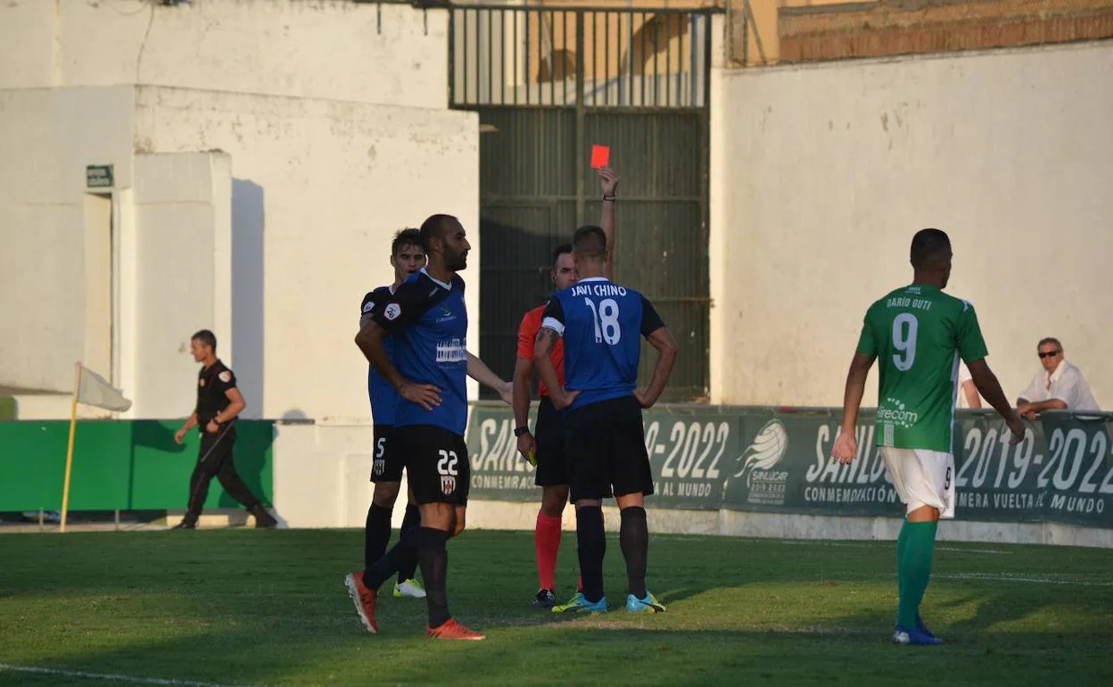 Javi Chino, del Mérida, es expulsado por el colegiado. 