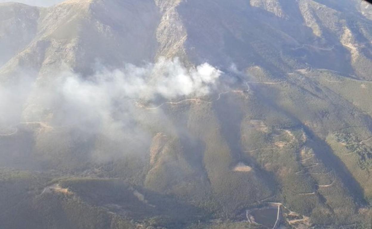 Medios aéreos trabajan en un incendio en una zona inaccesible de Hervás