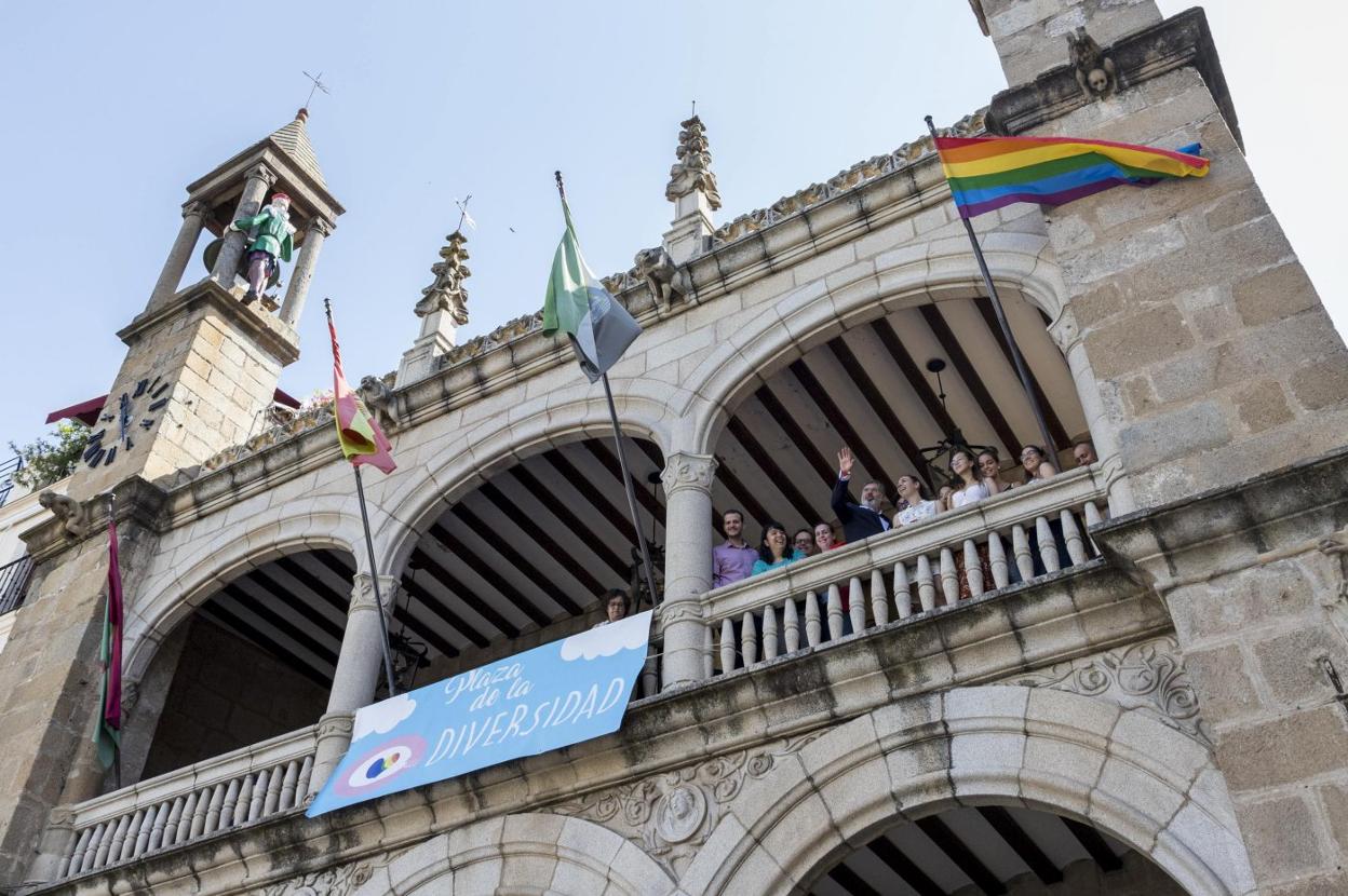 Bandera de la diversidad ondeando en el Ayuntamiento. :: Hoy