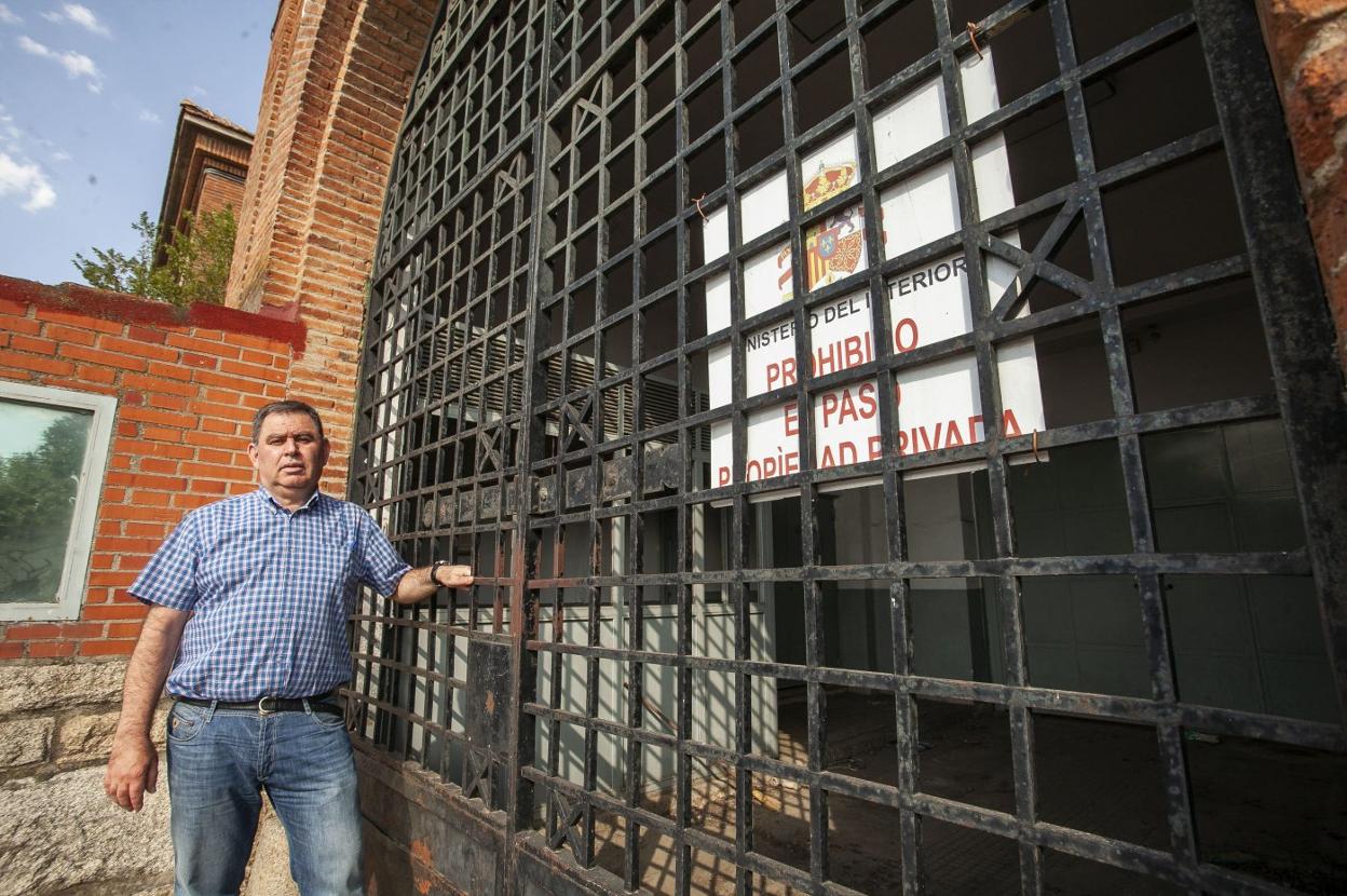 José Hinojosa ante la cárcel vieja de Cáceres, cerrada hace años y sin utilidad. :: jorge rey