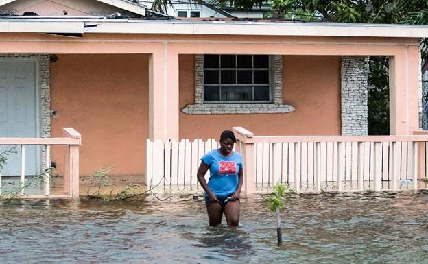 Un grupo de personas prepara sacos terreros en Florida ante la llegada de Dorian.