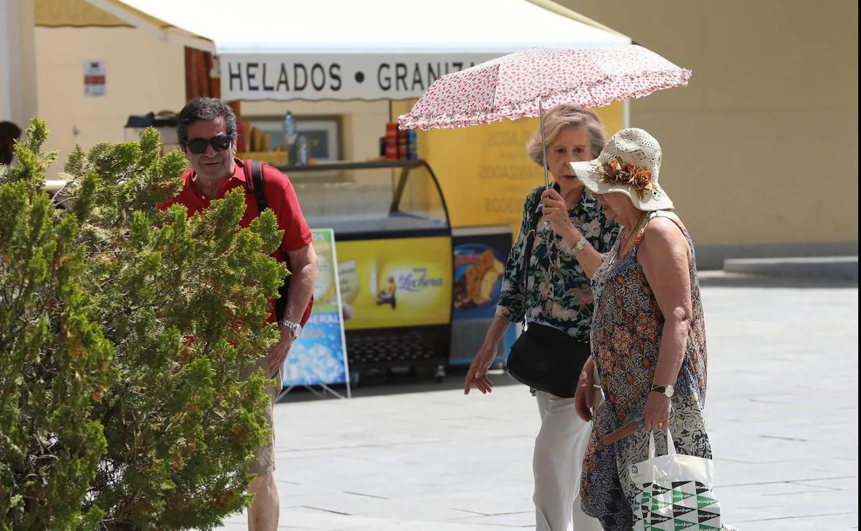 Dos mujeres se protegen del calor en Mérida.: